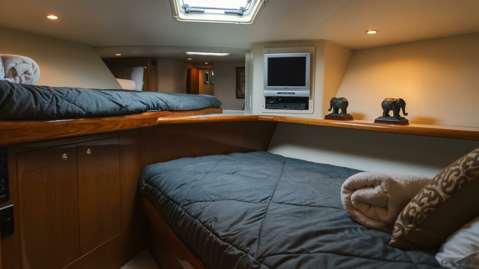 2000 Viking 55 Convertible - Photo 13