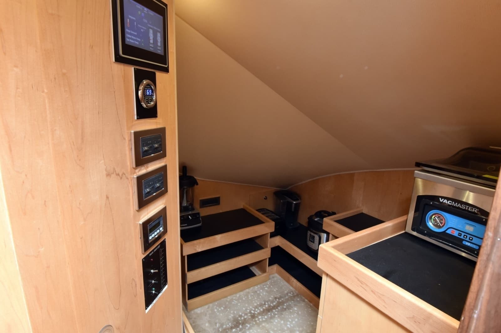 2019 Viking 80 Skybridge - Photo 45