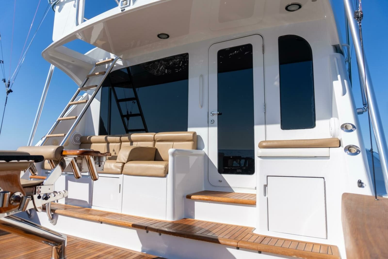2001 Hatteras 60 Convertible - Photo 40