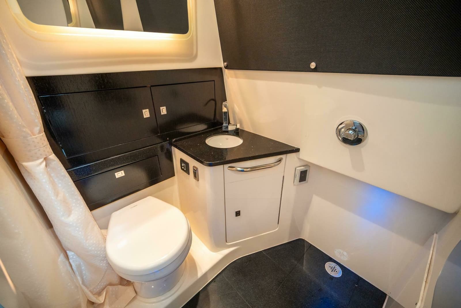 2023 Boston Whaler 420 Outrage - Photo 28