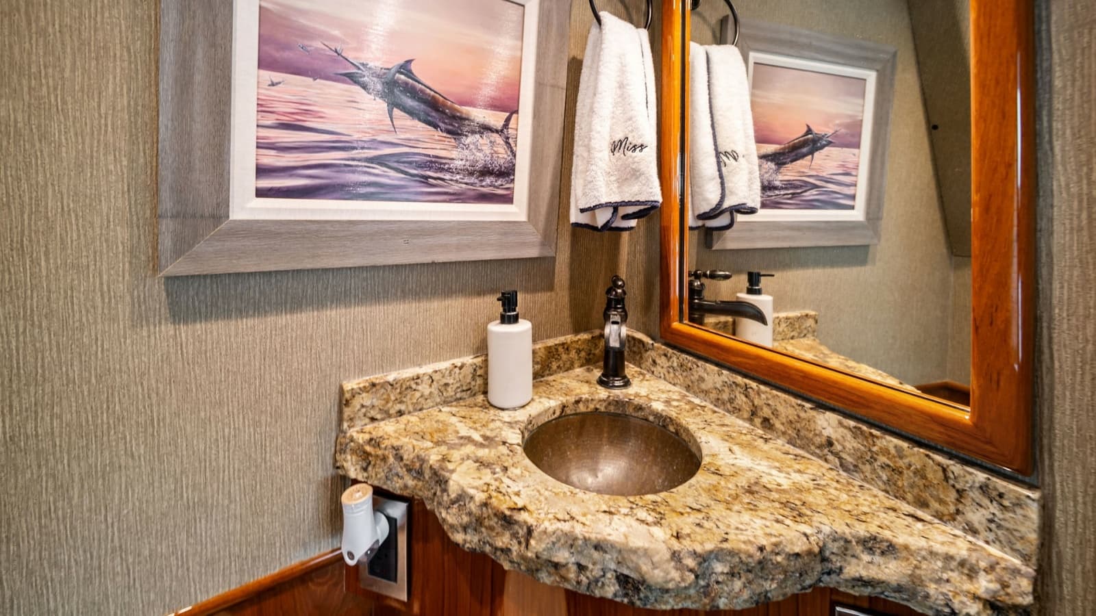2015 Viking 70 Convertible  - Photo 12