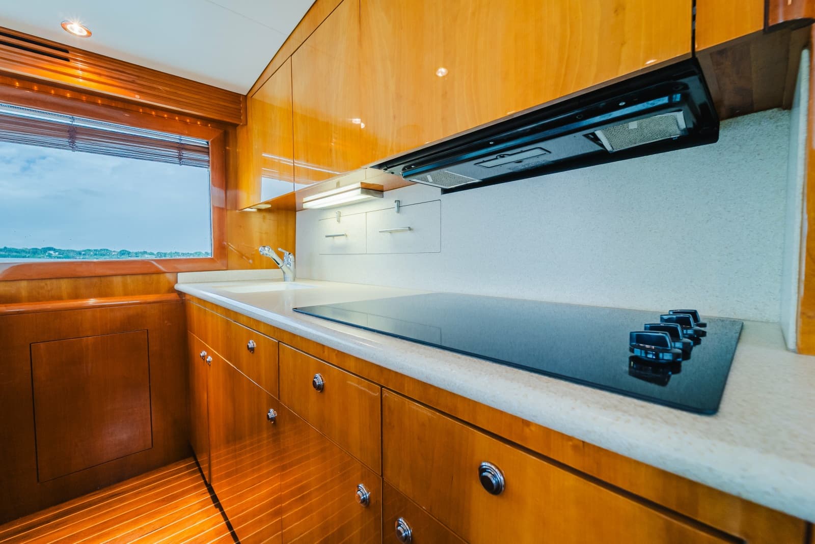 2005 Hatteras 60 Convertible - Photo 8