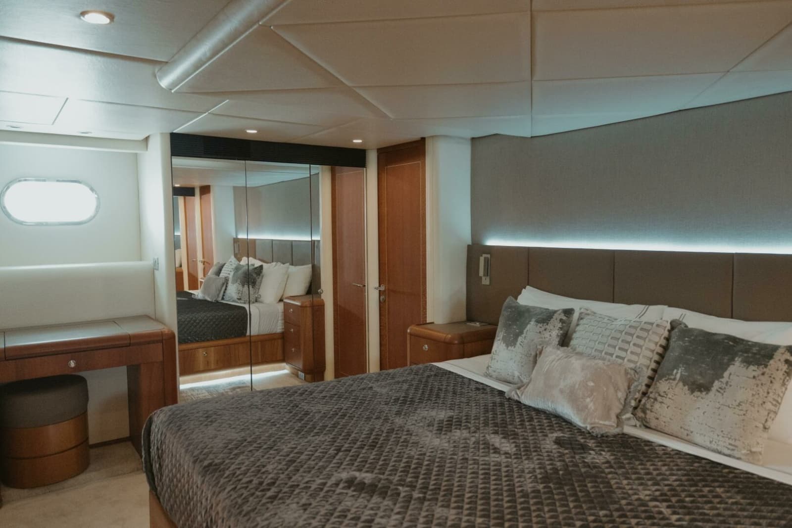 1996 Oceanfast 87 Enclosed Bridge Sportfish - Photo 13