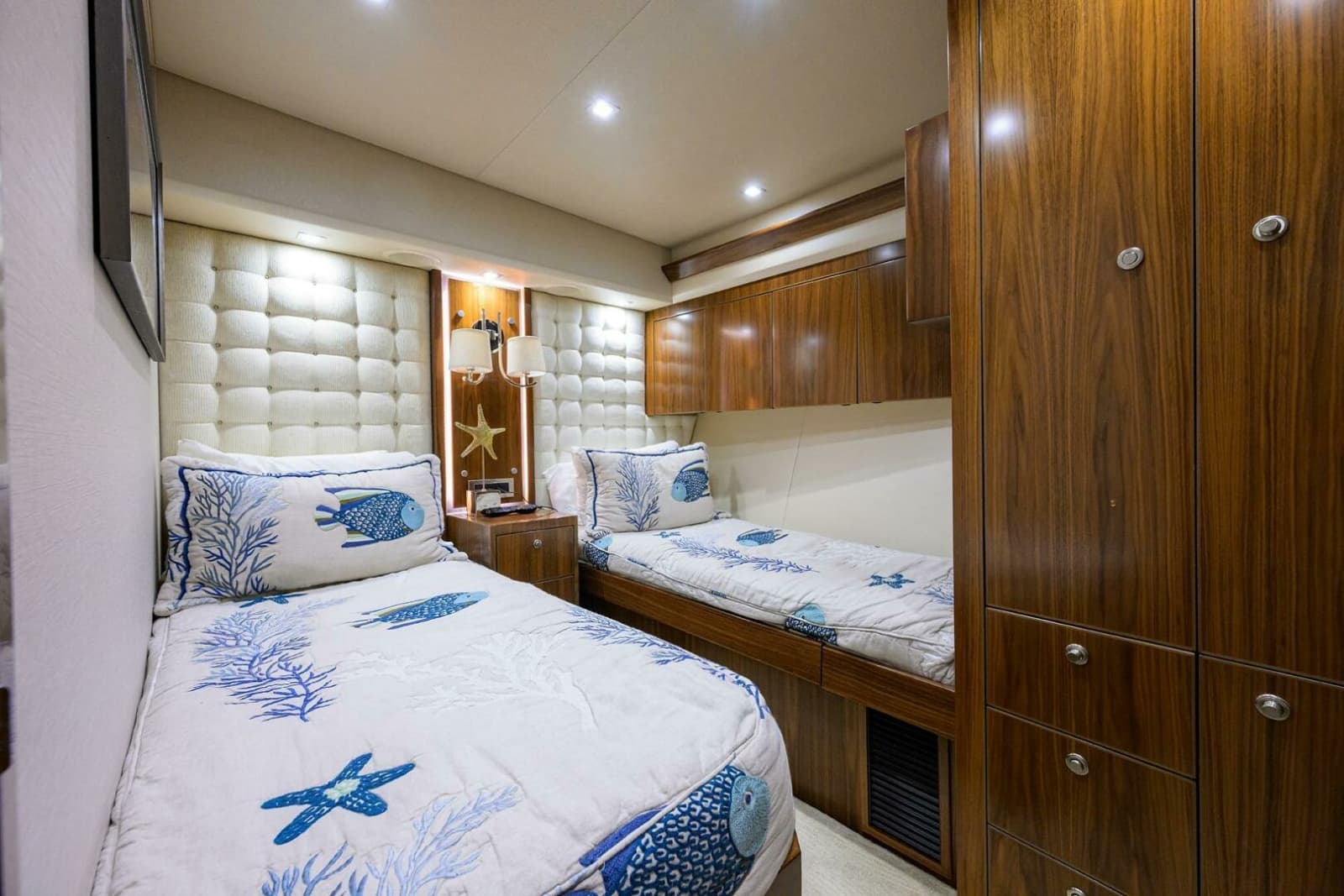 2020 Viking 92 Enclosed Bridge - Photo 21