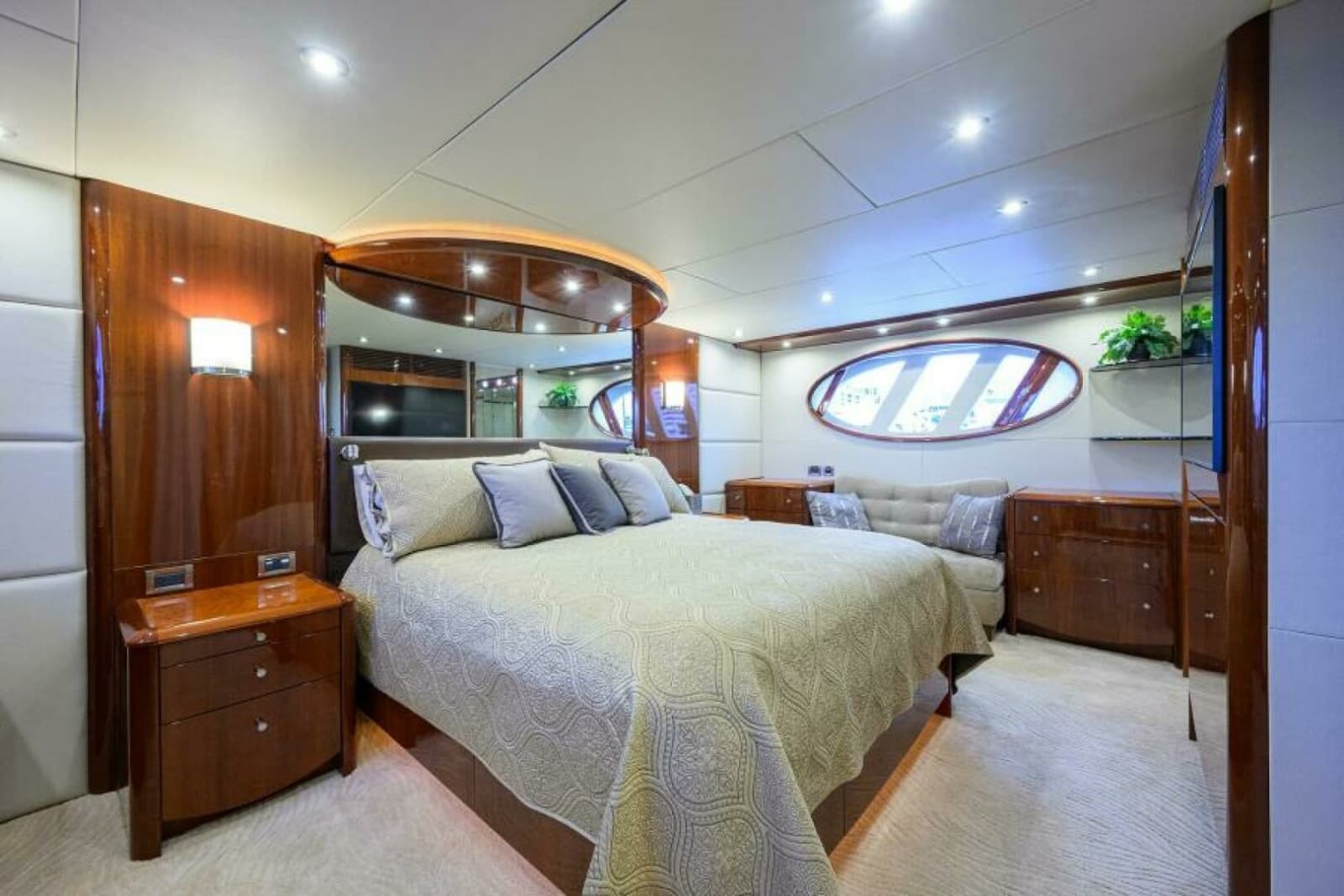 2007 Lazzara Yachts 80 Enclosed - Photo 14
