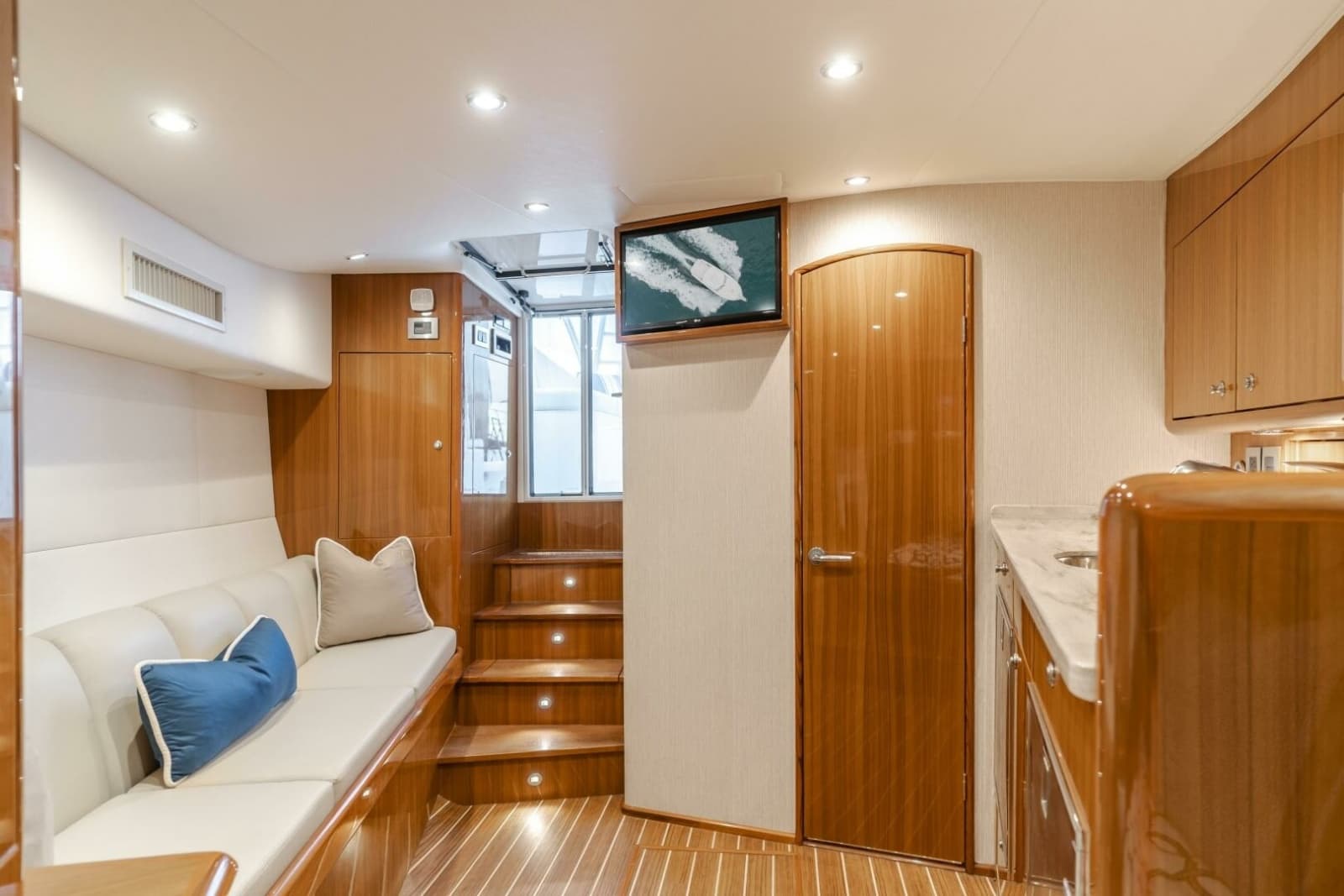 2022 Viking 38 Open Billfish - Photo 10