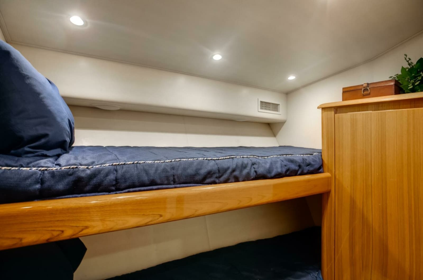 2018 Viking 48 Convertible - Photo 13