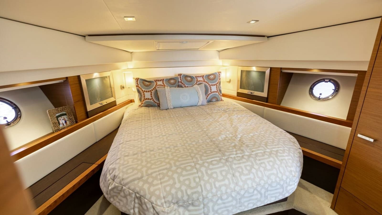 2015 Tiara Yachts 44 Coupe - Photo 23