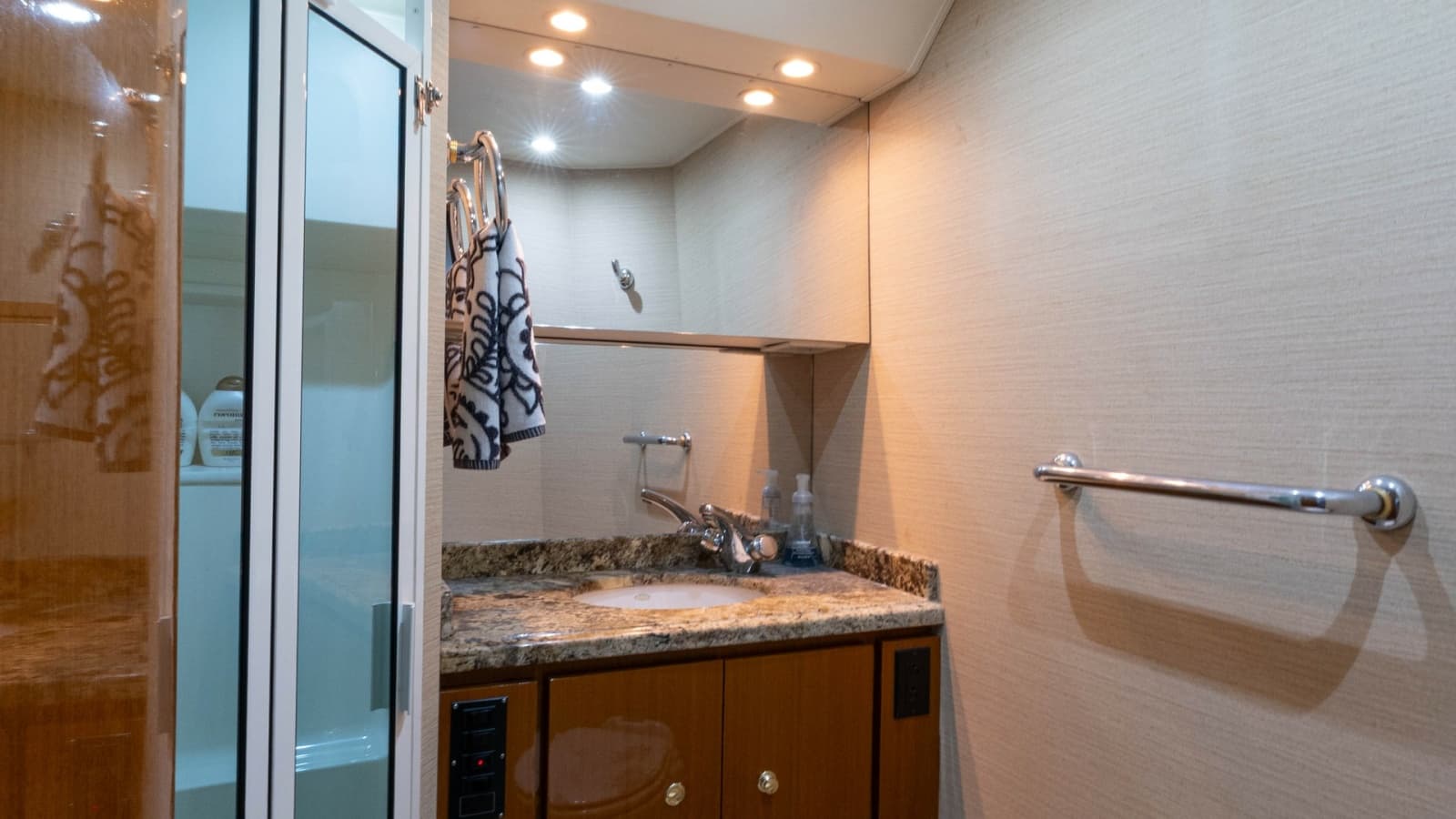 2001 Viking 65 Enclosed Bridge - Photo 18