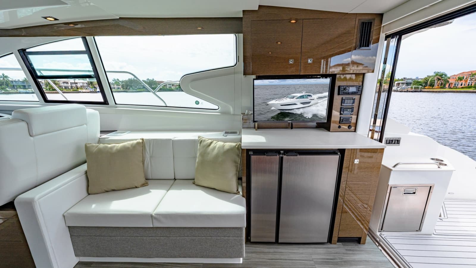 2019 Cruisers Yachts Cantius 46 - Photo 7