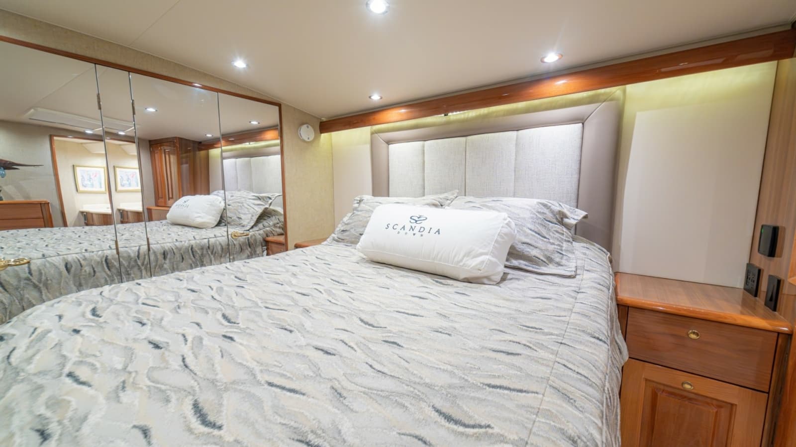 2005 Viking 61 Convertible - Photo 31