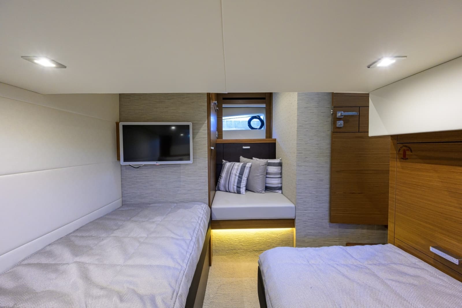 2017 Tiara Yachts 44 Flybridge - Photo 25