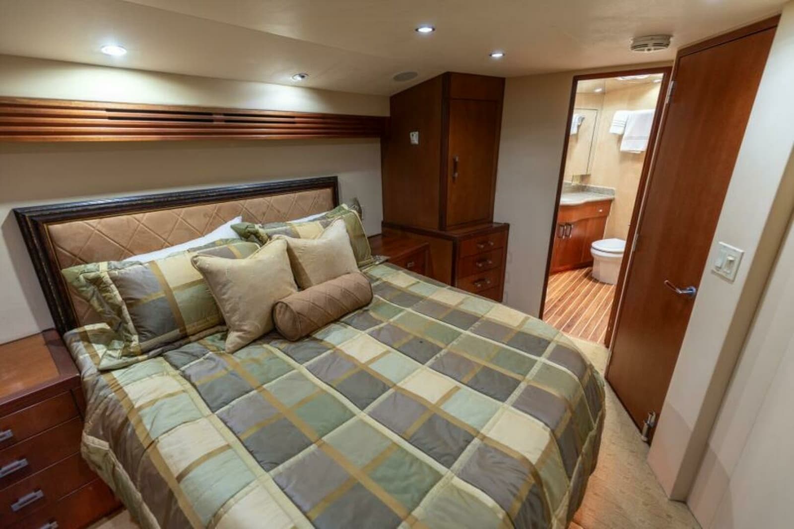 2008 Hatteras 60 Convertible - Photo 19