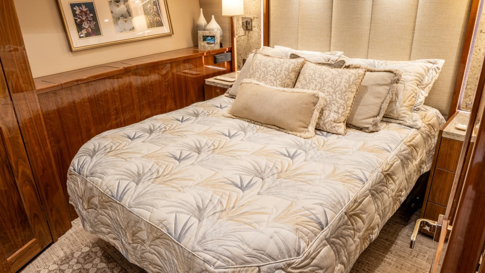 2020 Viking 92 Skybridge - Photo 25
