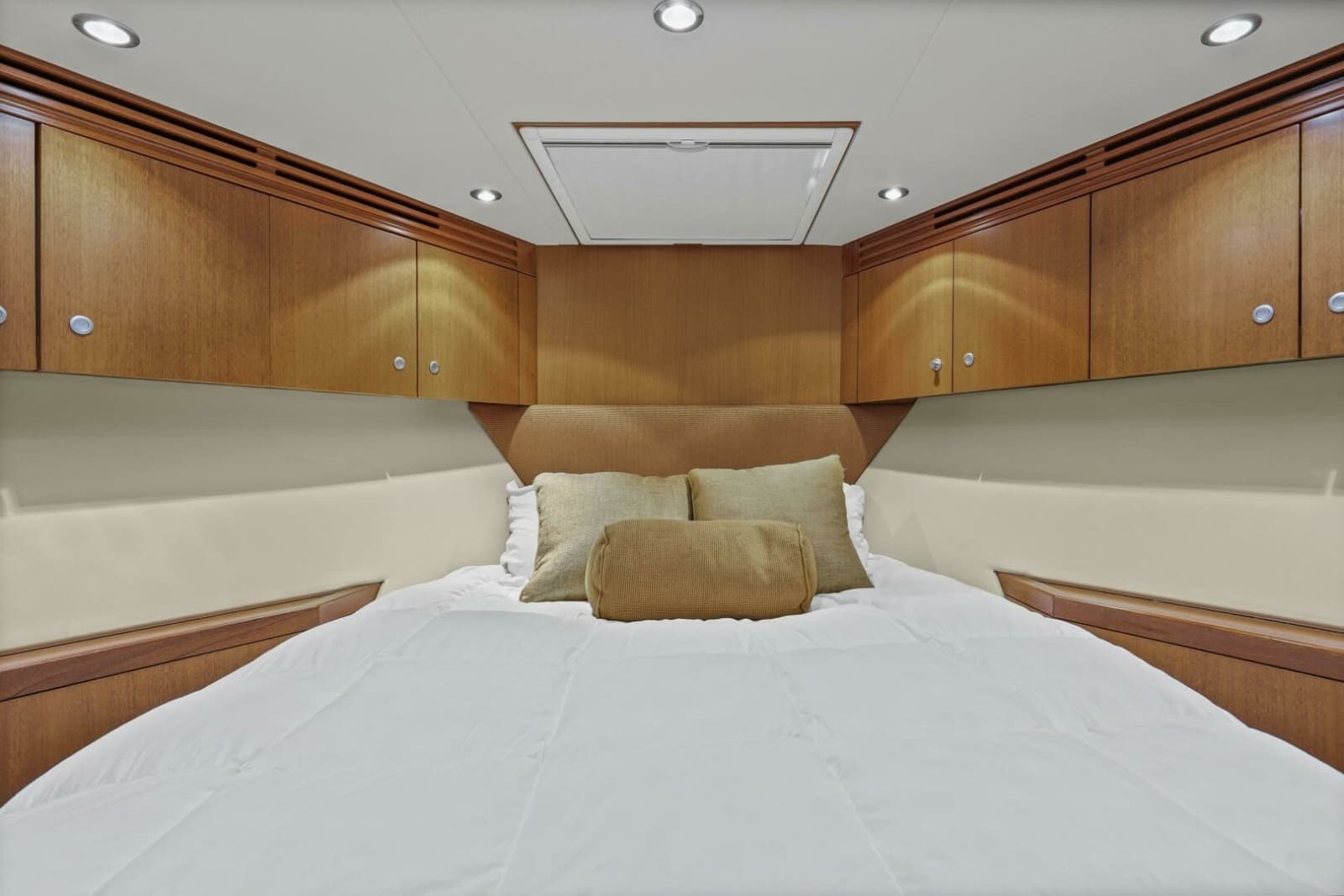 2008 Hatteras 60 Convertible - Photo 21