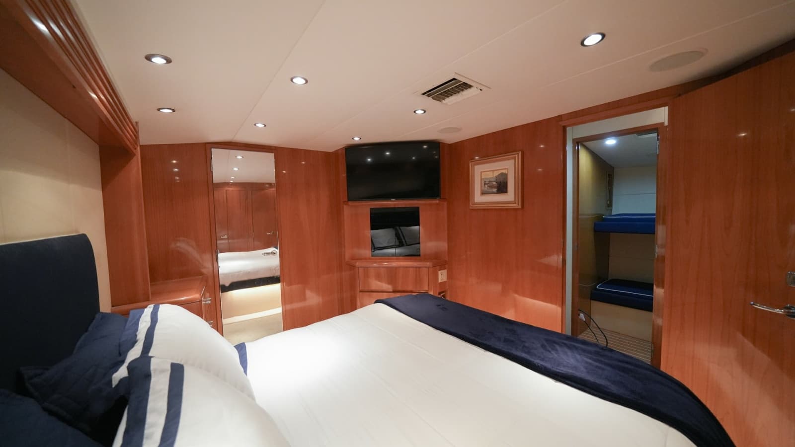 2001 Hatteras 60 Convertible - Photo 12