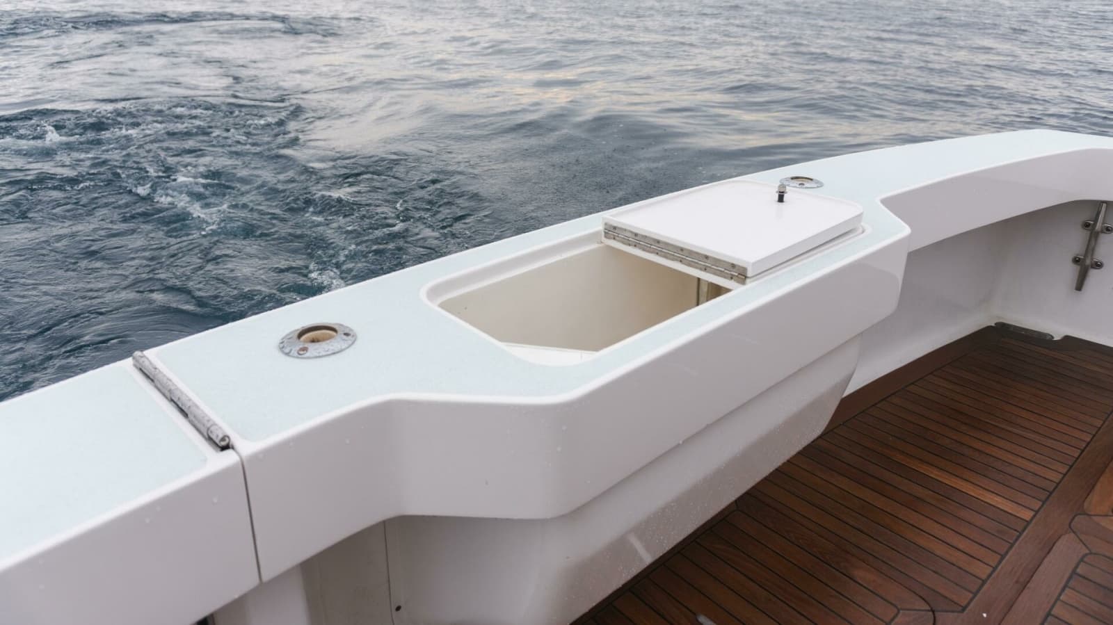 2000 Viking 55 Convertible - Photo 18