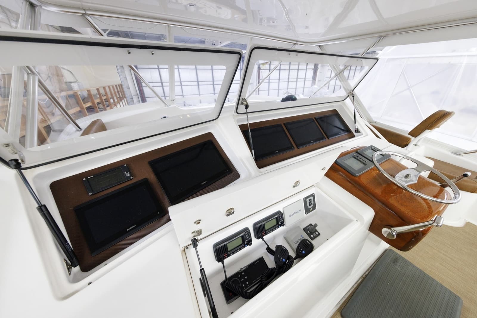2005 Viking 61 Convertible - Photo 15