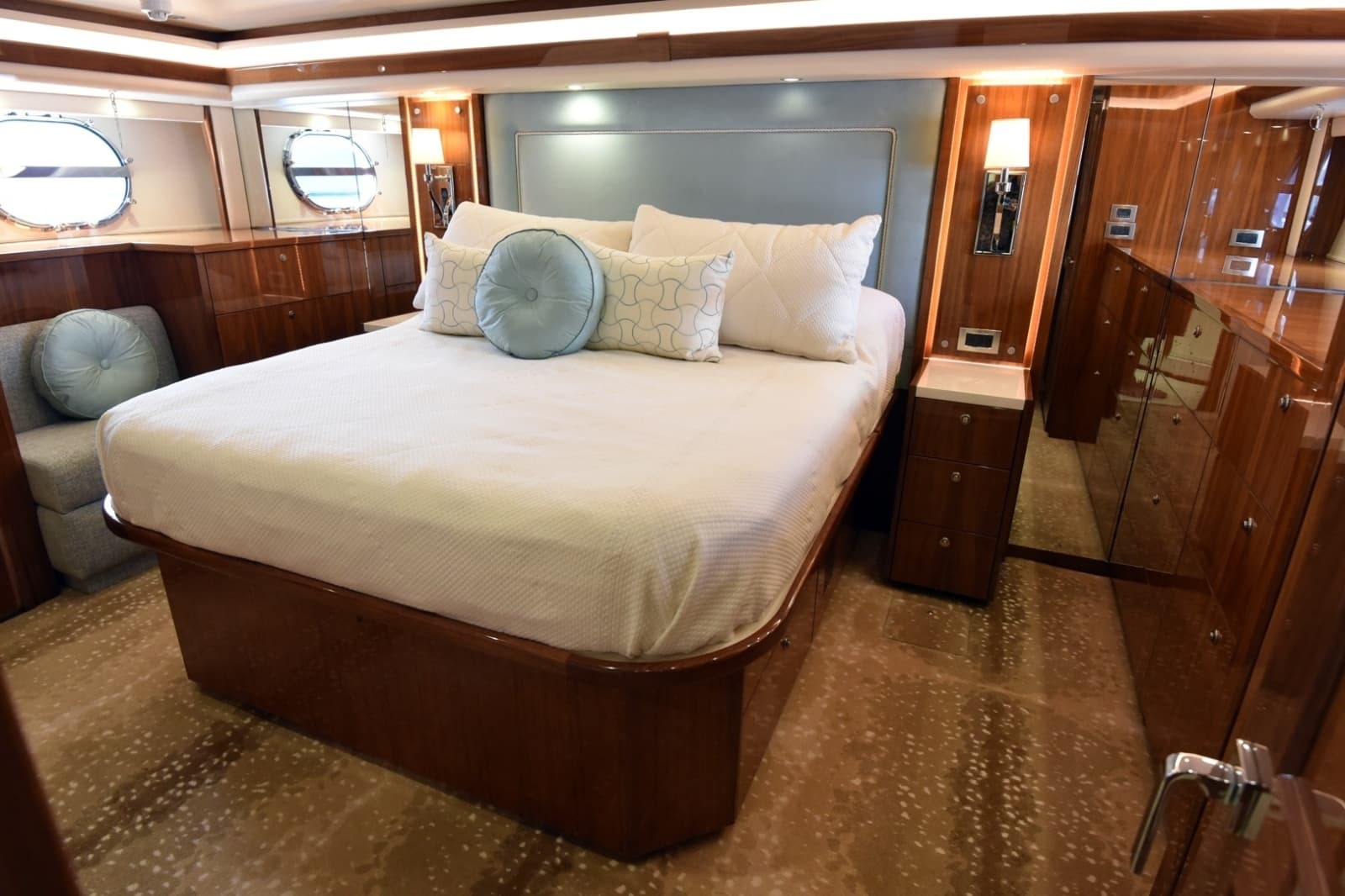 2019 Viking 80 Skybridge - Photo 57