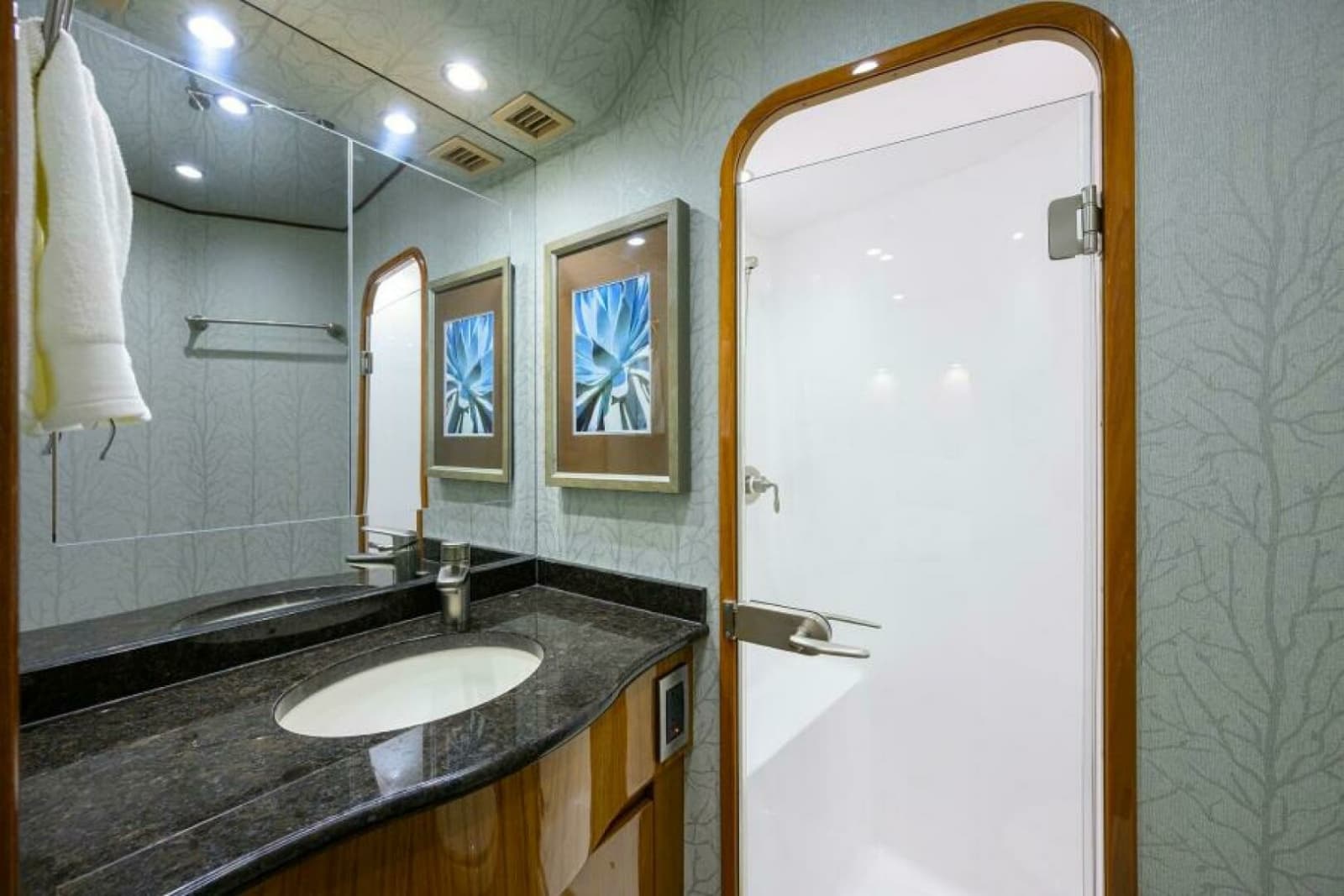 2013 Viking 82 Convertible - Photo 24