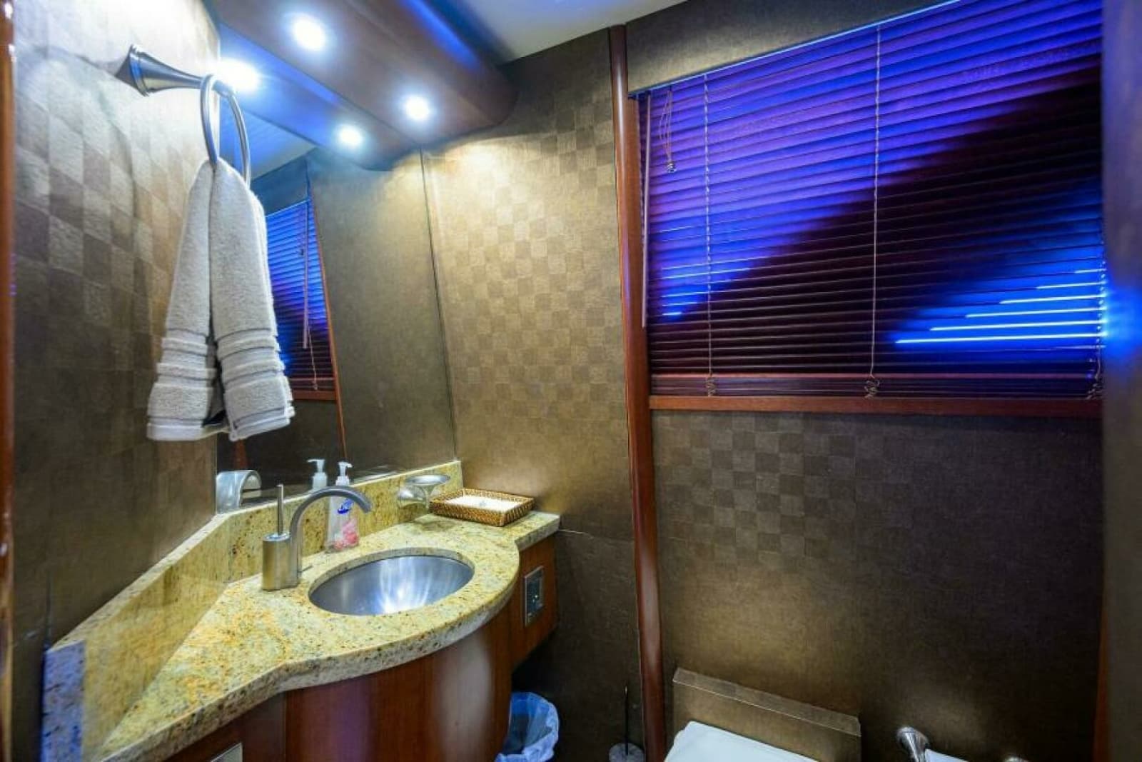 2007 Lazzara Yachts 80 Enclosed - Photo 6