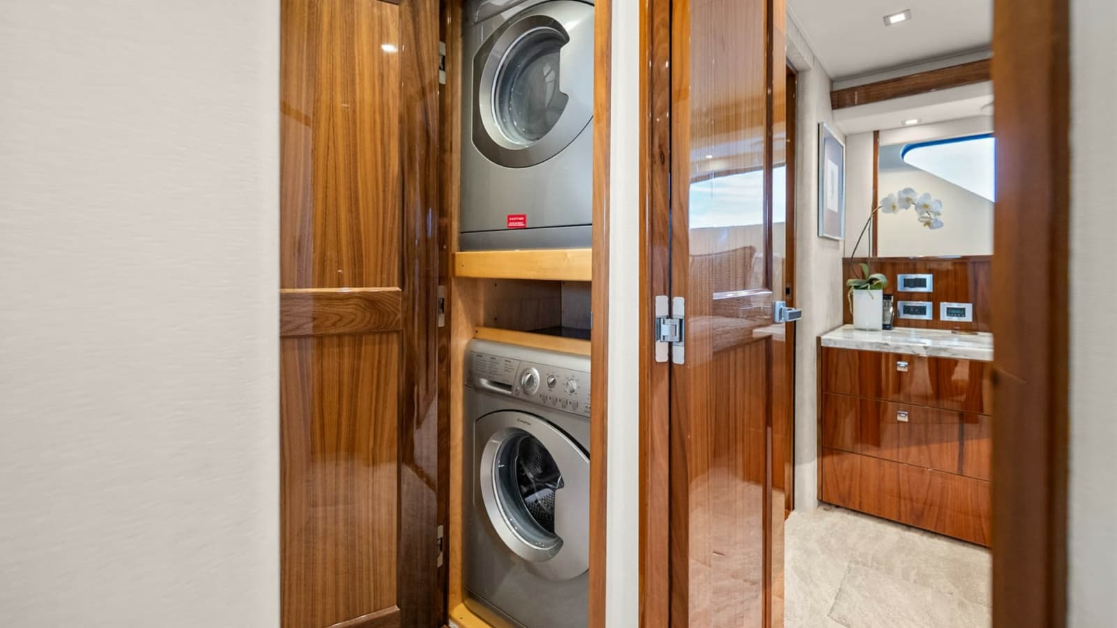 2017 Viking 92 Enclosed Bridge - Photo 42