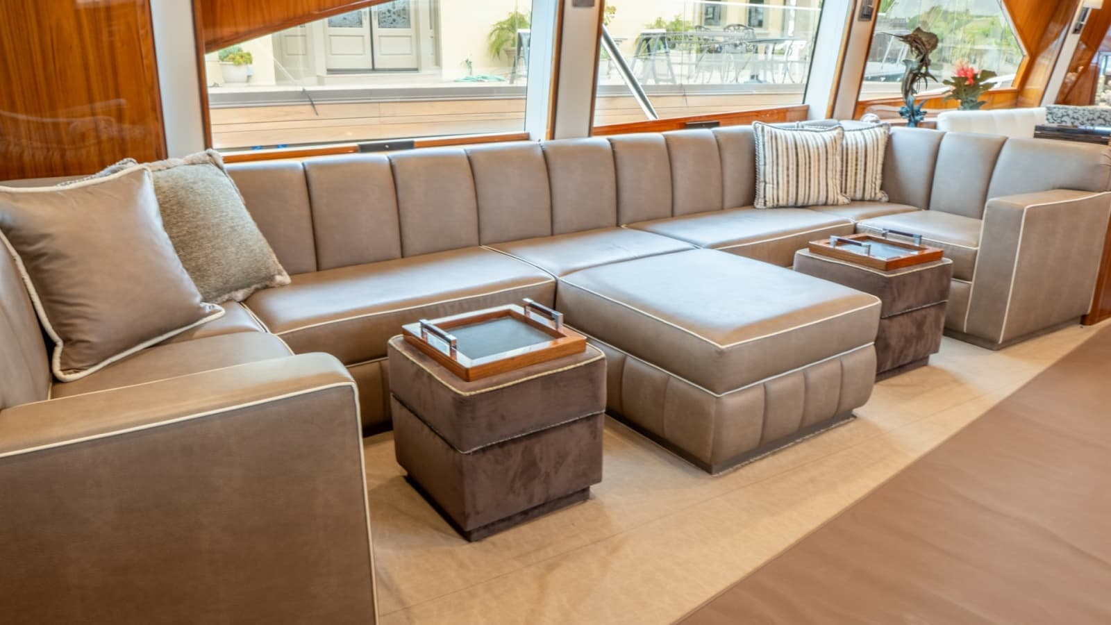 2020 Viking 92 Skybridge - Photo 7