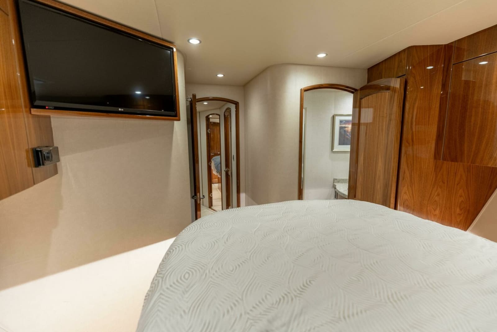 2020 Viking 62 Convertible - Photo 27