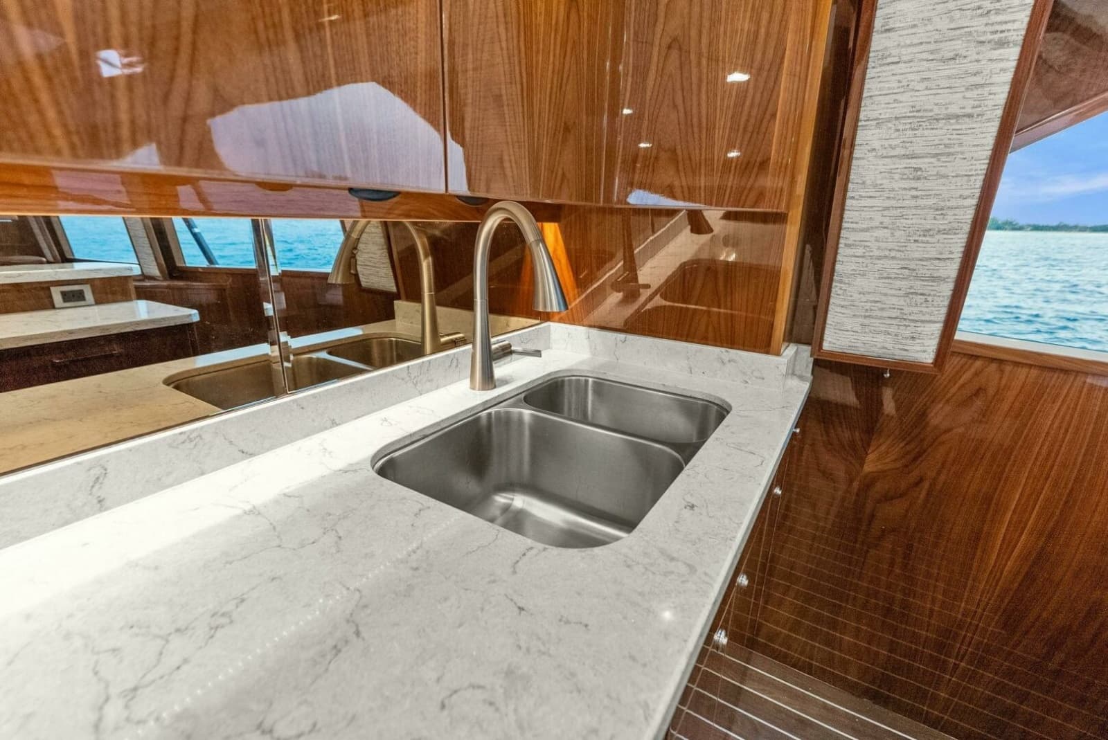 2022 Viking 68 Enclosed Bridge - Photo 13