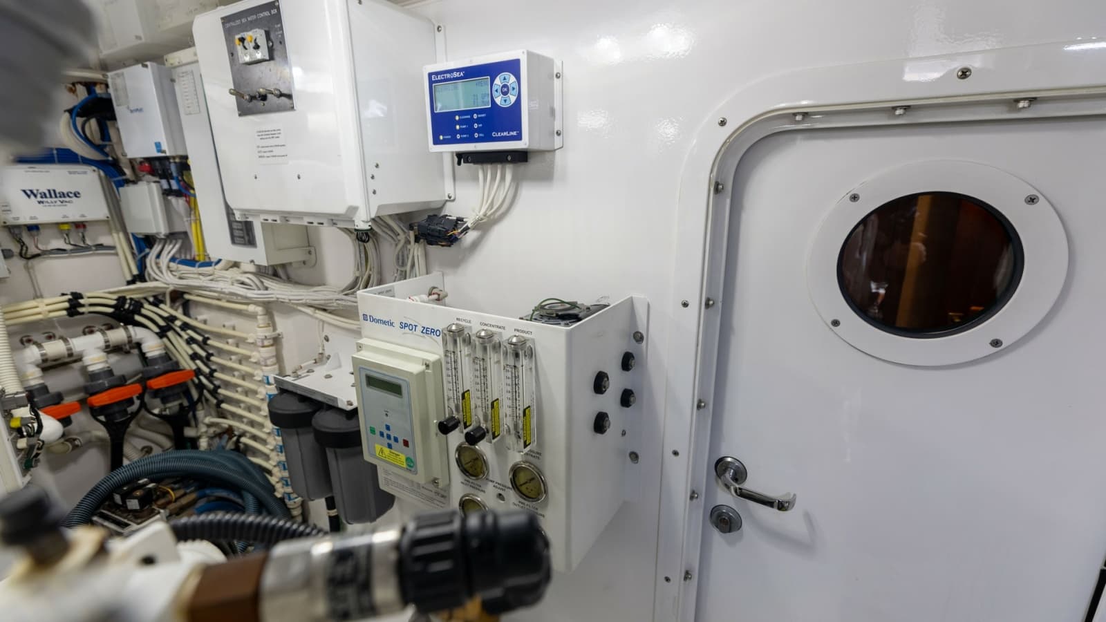 2018 Viking 72 Convertible - Photo 30