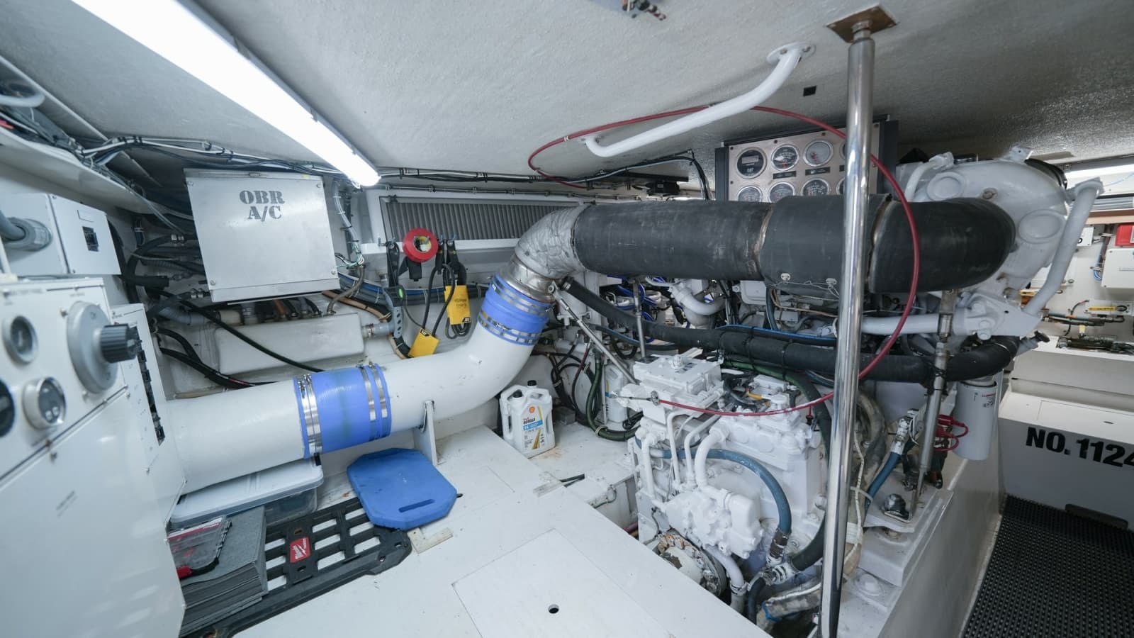 2001 Hatteras 60 Convertible - Photo 19
