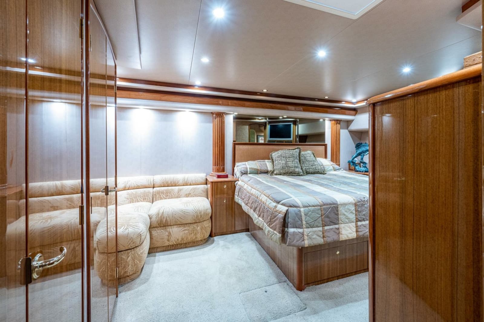 2005 Viking 74 Convertible - Photo 11