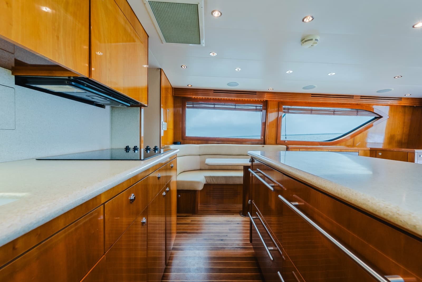 2005 Hatteras 60 Convertible - Photo 7