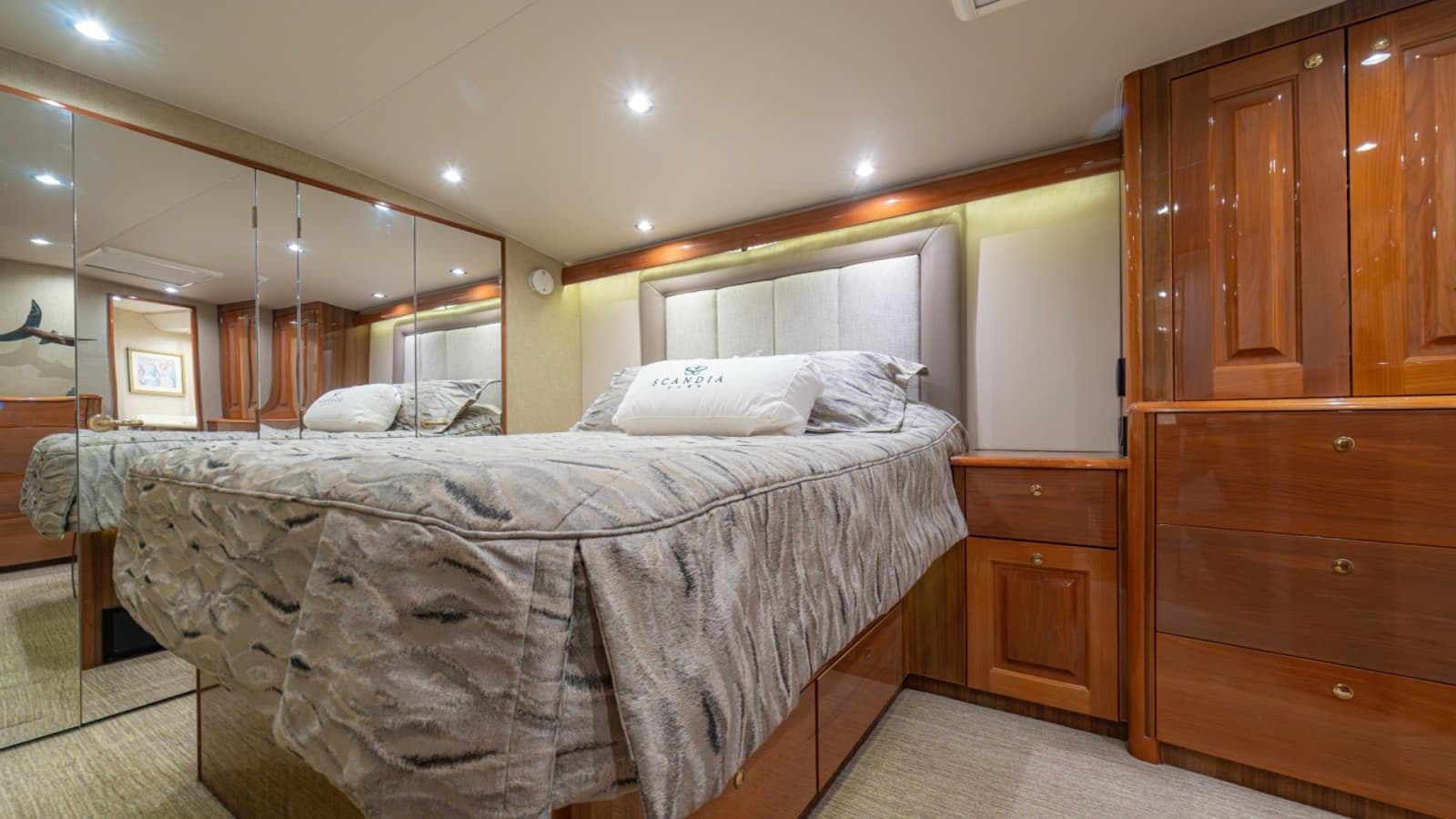 2005 Viking 61 Convertible - Photo 29