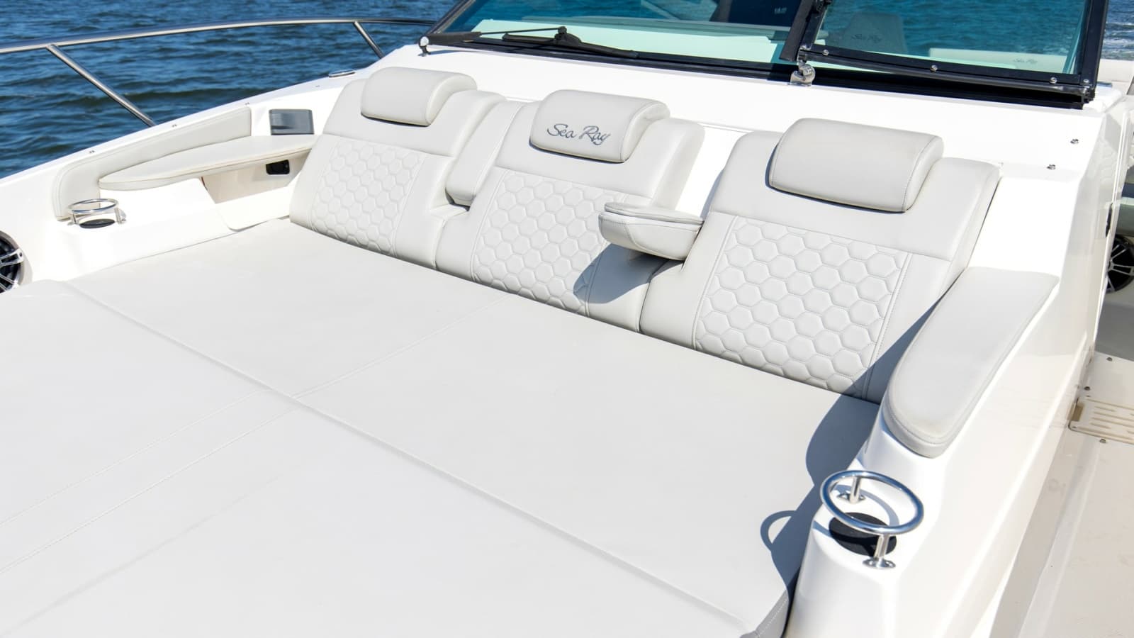 2022 Sea Ray 320 Sundancer OB - Photo 32