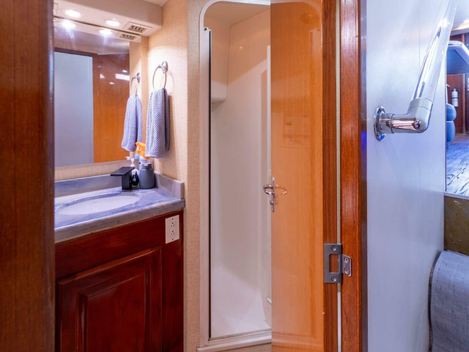 1998 Viking 58 Convertible - Photo 33
