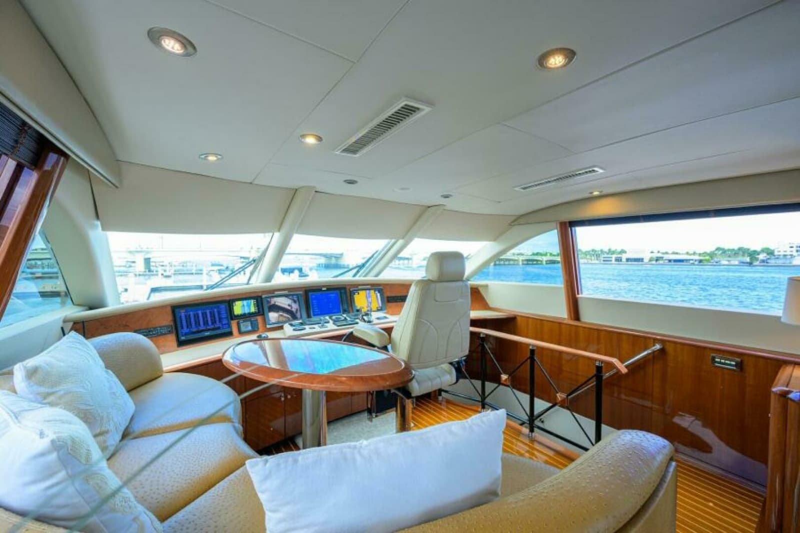 2007 Lazzara Yachts 80 Enclosed - Photo 39