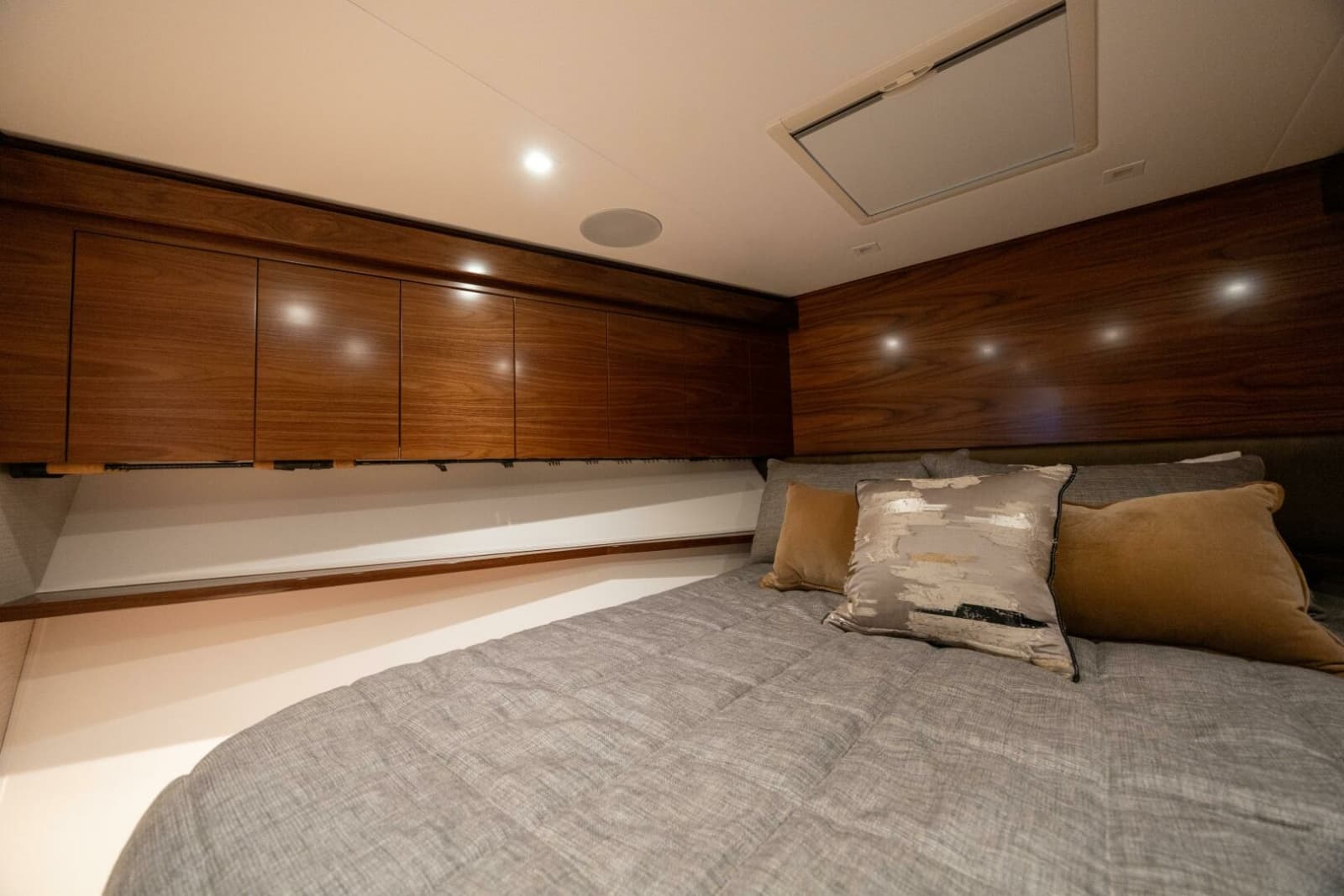 2025 Viking 82 Convertible - Photo 25