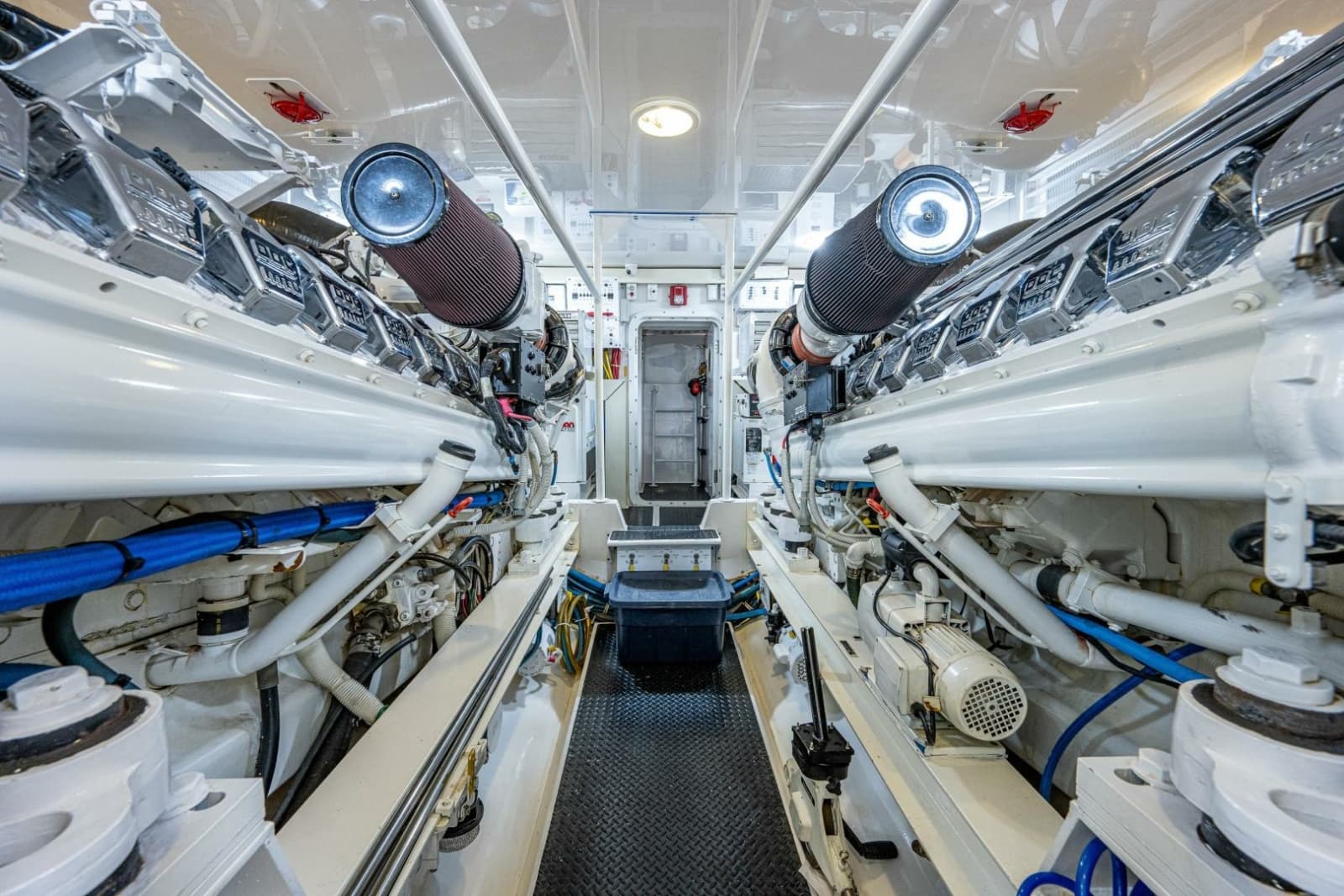 2005 Viking 74 Convertible - Photo 55