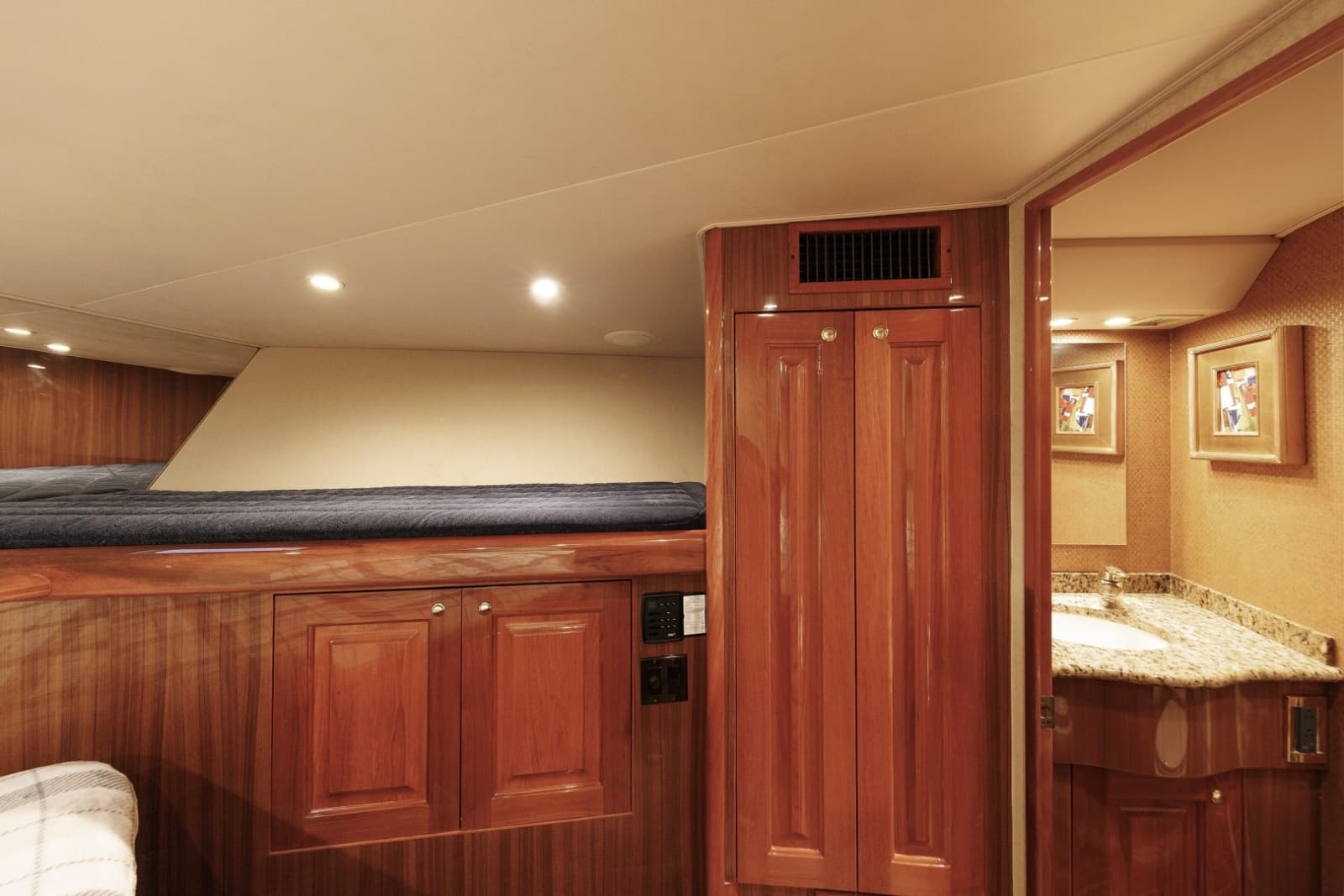 2005 Viking 61 Convertible - Photo 10