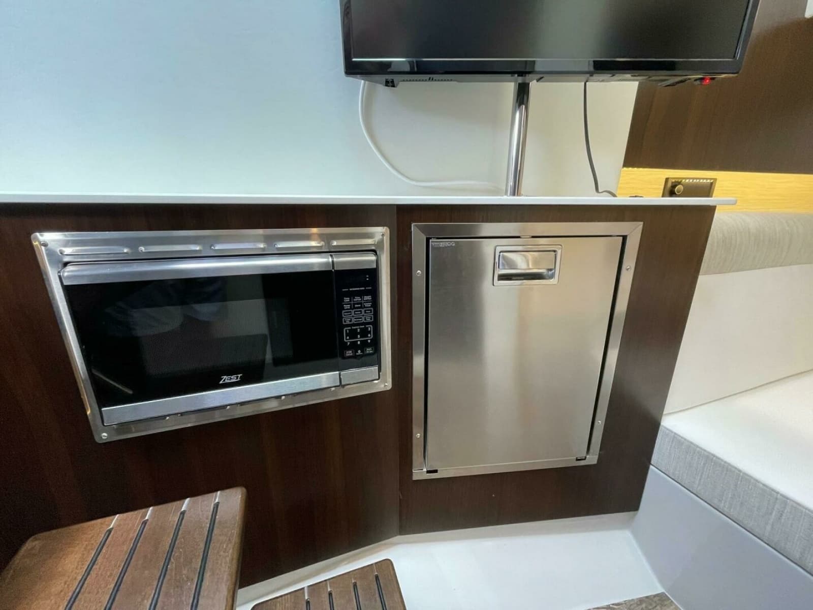 2023 Cruisers Yachts 38 GLS - Photo 13