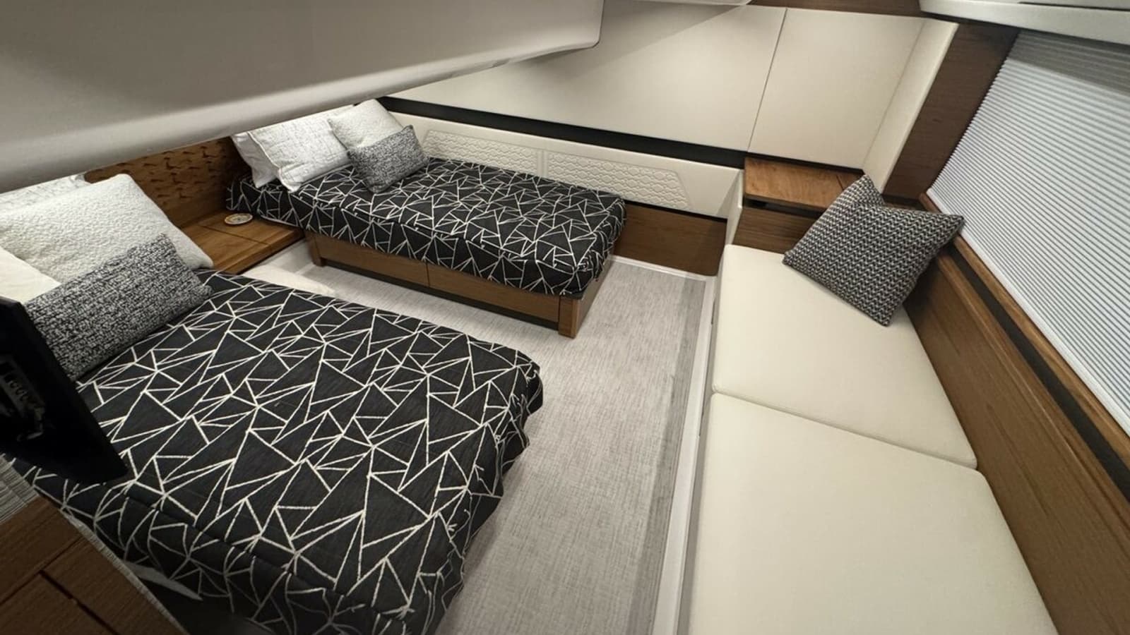 2025 Tiara Yachts 48LE - Photo 4