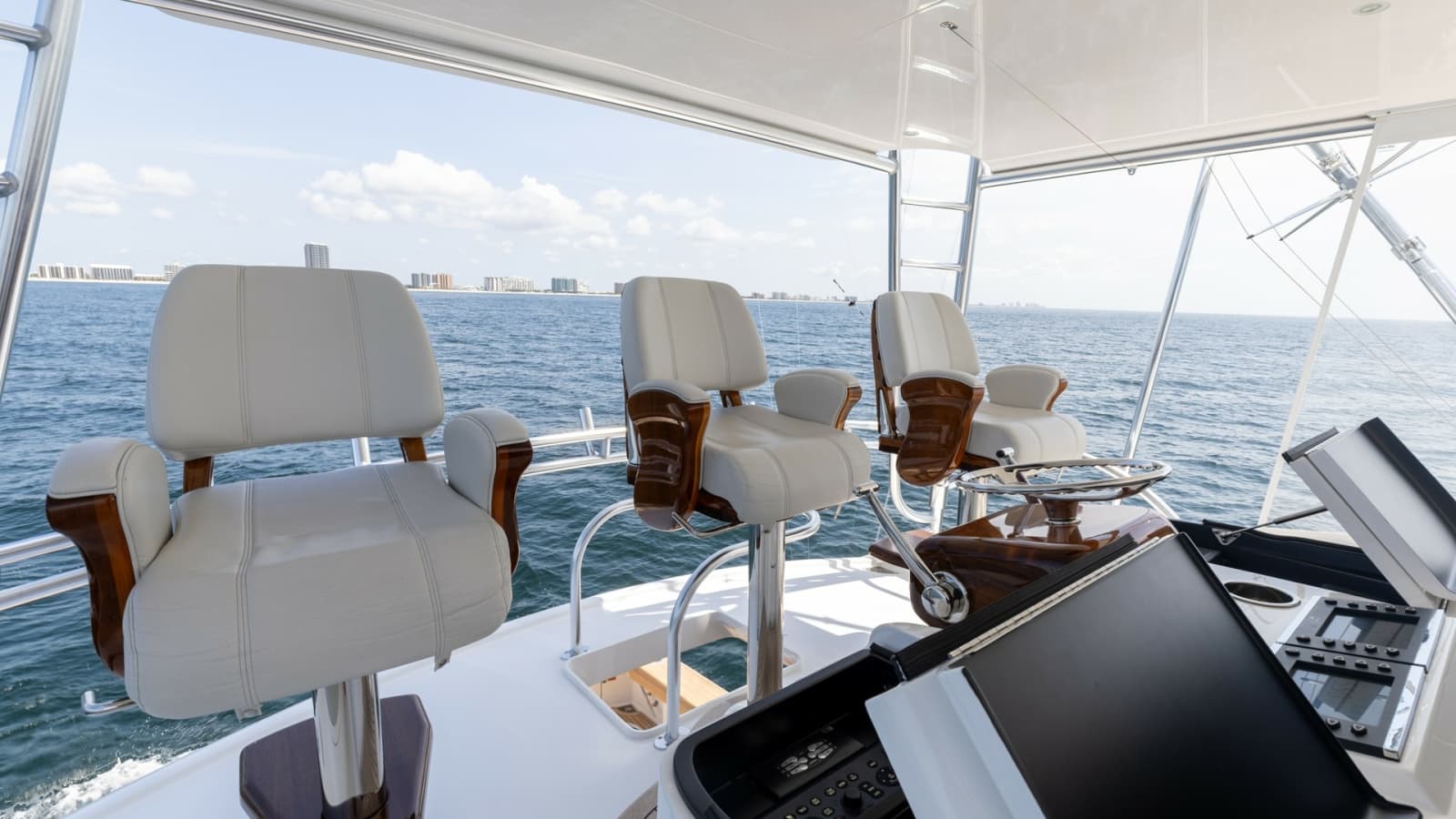 2025 Viking 74 Convertible - Photo 47