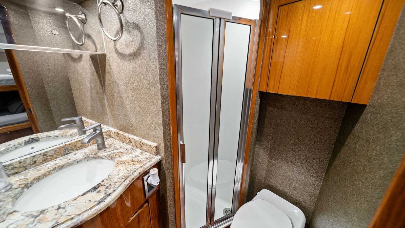 2015 Viking 70 Convertible  - Photo 32