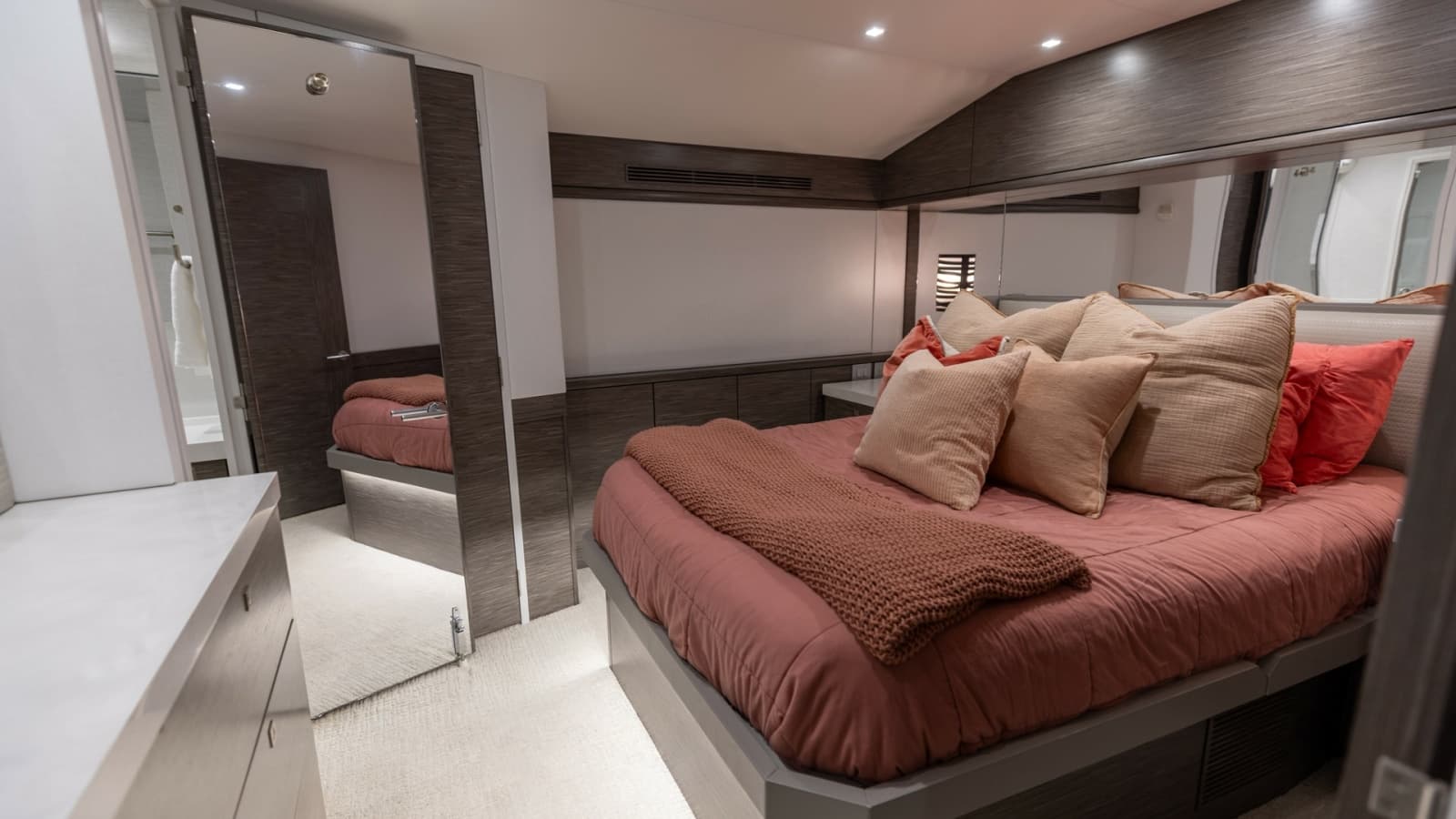 2021 Hatteras 65 GT - Photo 41