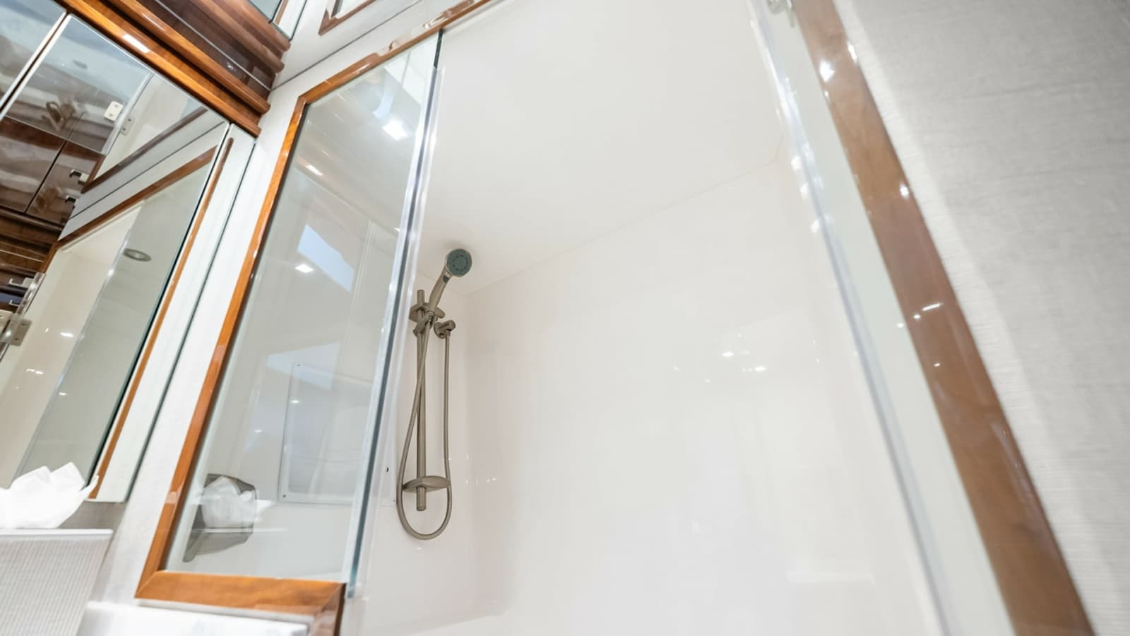 2017 Viking 92 Enclosed Bridge - Photo 52
