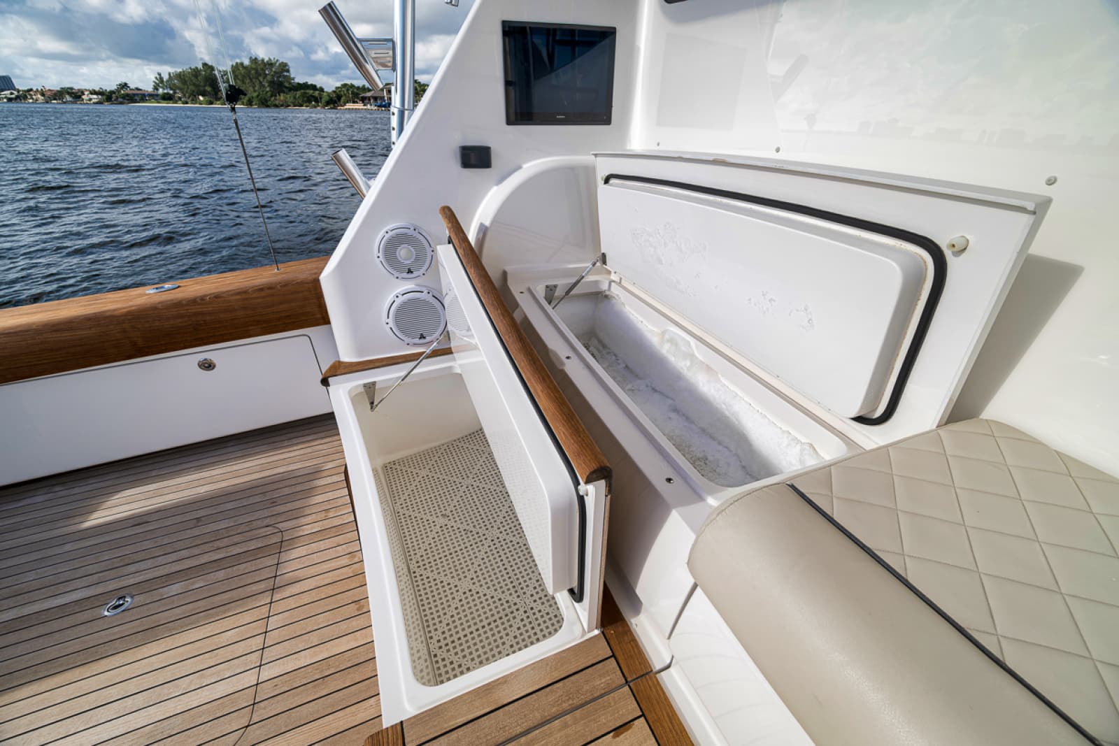 2020 Viking 68 Convertible - Photo 54