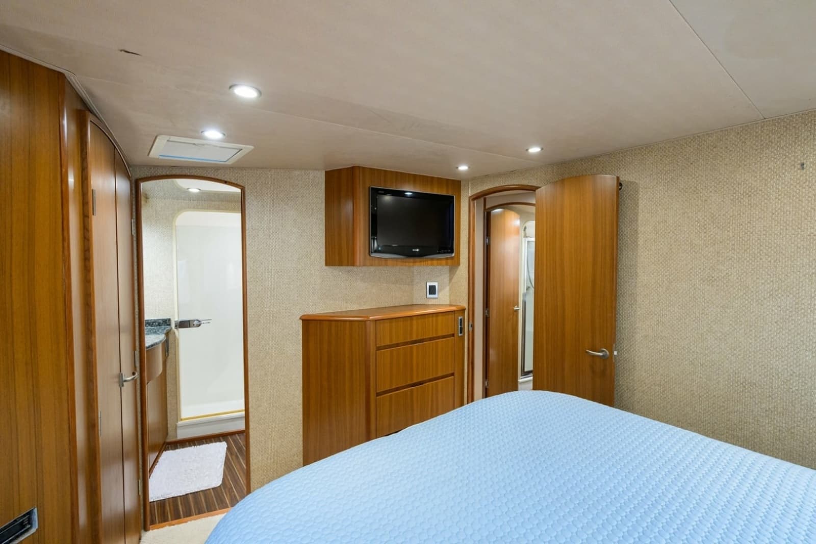 2008 Viking 60 Convertible - Photo 38