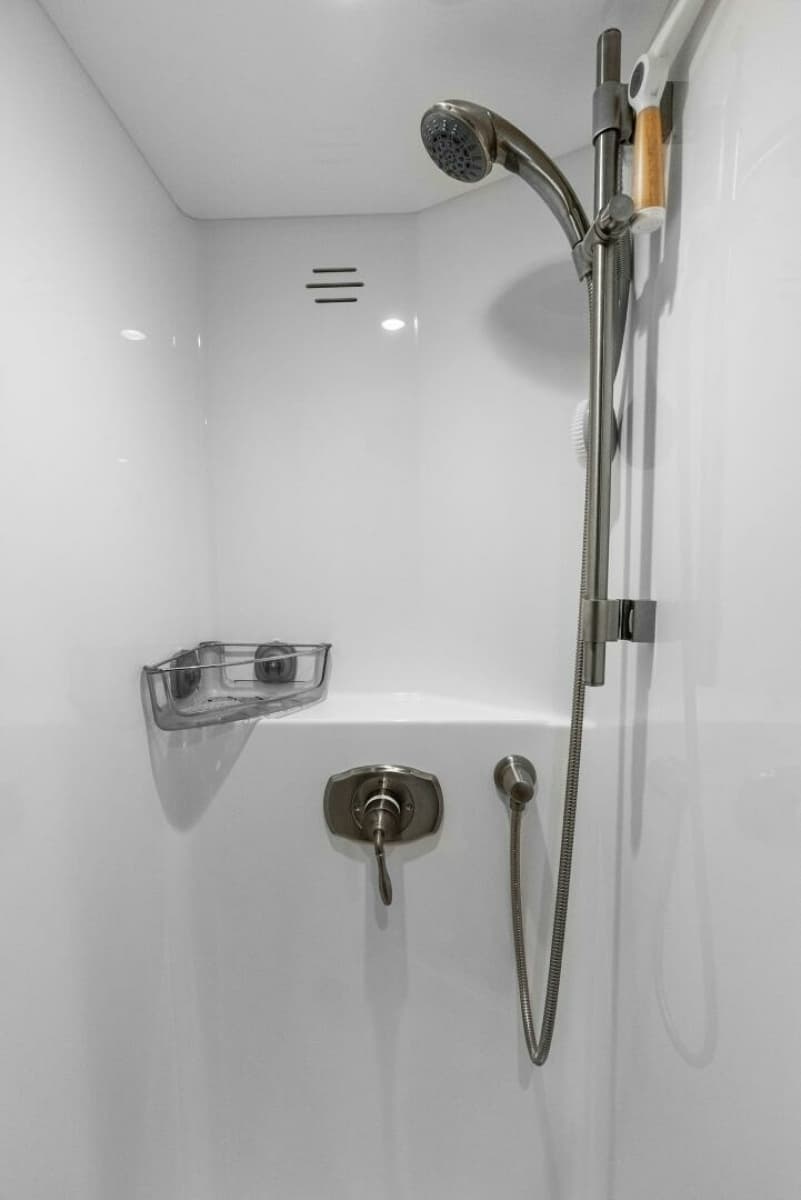 2022 Viking 68 Enclosed Bridge - Photo 50