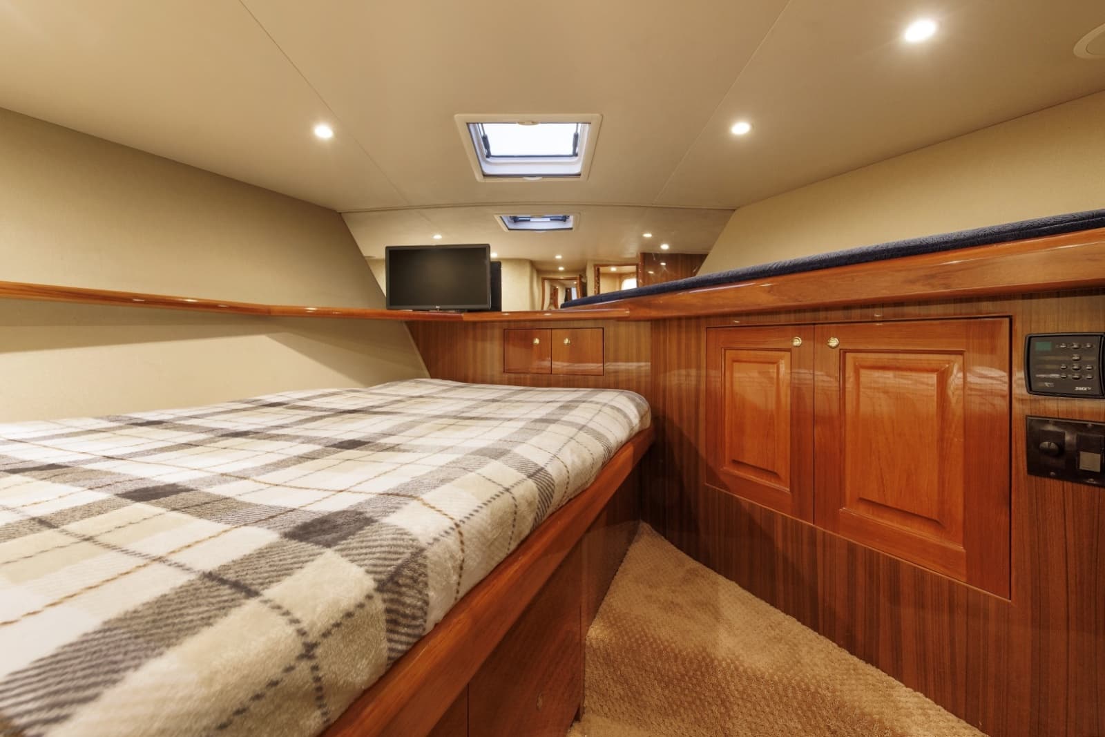 2005 Viking 61 Convertible - Photo 11
